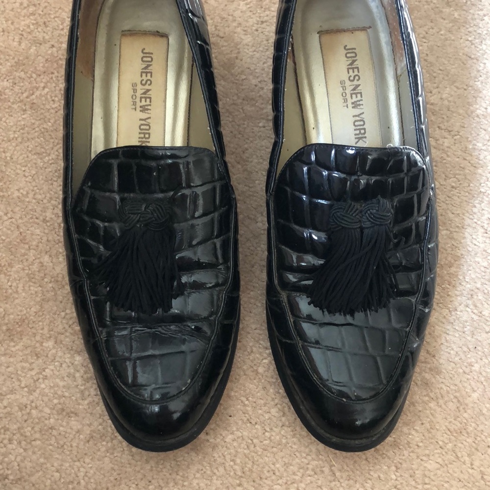Ladies Jones New York black patent embossed crocodile with black tassel,Size 8M.